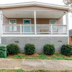 Charming Home: Pet-Friendly Haven with Yard