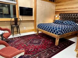 Beautifully Chic, Spacious, WiFi, Near Pullman Yds - Image 2