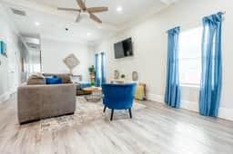 Charming Home: Pet-Friendly Haven with Yard - Image 2
