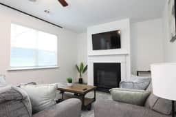 Quaint Home, WiFi, Smart TV's, Near Airport - Image 3
