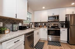Stay near Downtown Atlanta with Wifi, Yard and BBQ - Image 4