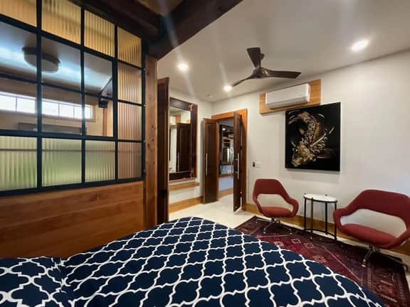 Beautifully Chic, Spacious, WiFi, Near Pullman Yds - Image 5