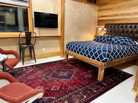 Beautifully Chic, Spacious, WiFi, Near Pullman Yds - Image 2