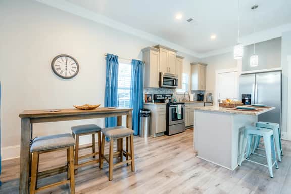 Charming Home: Pet-Friendly Haven with Yard - Image 3