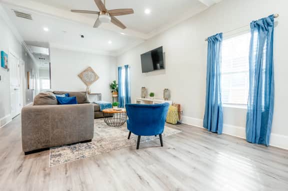 Charming Home: Pet-Friendly Haven with Yard - Image 2