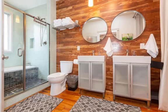 Chic Home w/Loft, EV Charger close to Pullman Yrds - Image 4