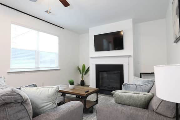 Quaint Home, WiFi, Smart TV's, Near Airport - Image 3