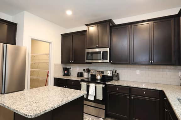 Quaint Home, WiFi, Smart TV's, Near Airport - Image 2