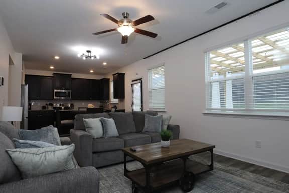 Quaint Home, WiFi, Smart TV's, Near Airport - Image 4