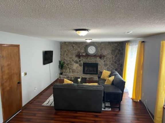 Spacious Home, Deck & Garage, close to ATL airport - Image 3