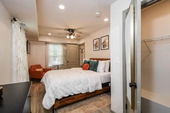 Stay near Downtown Atlanta with Wifi, Yard and BBQ - Image 5