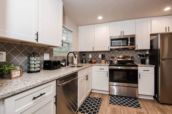 Stay near Downtown Atlanta with Wifi, Yard and BBQ - Image 4