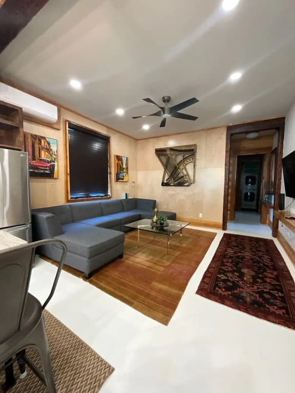 Beautifully Chic, Spacious, WiFi, Near Pullman Yds - Image 1