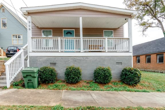 Charming Home: Pet-Friendly Haven with Yard - Image 1