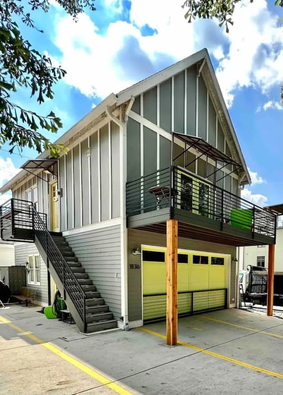 Chic Home w/Loft, EV Charger close to Pullman Yrds - Image 1