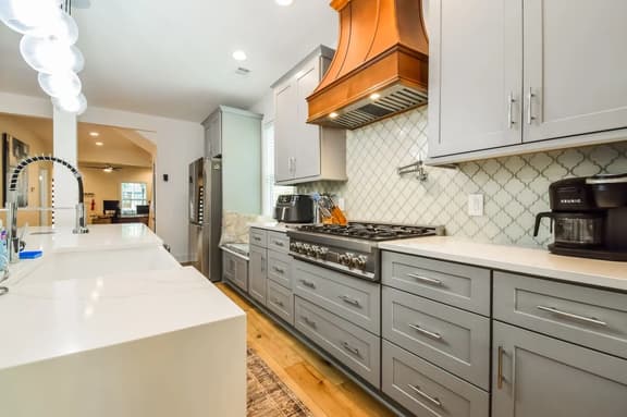 Posh Home: Marvelous Kitchens, Beautiful Bathrooms - Image 1