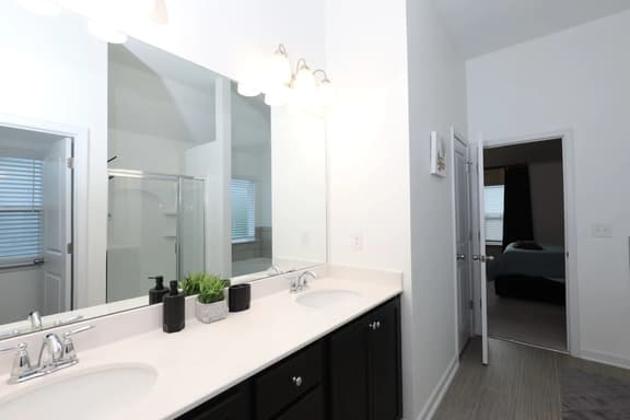 Quaint Home, WiFi, Smart TV's, Near Airport - Image 1
