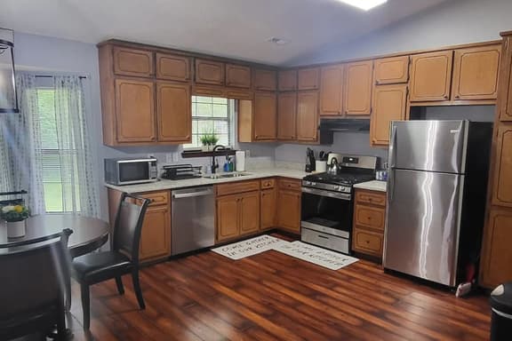 Spacious Home, Deck & Garage, close to ATL airport - Image 1