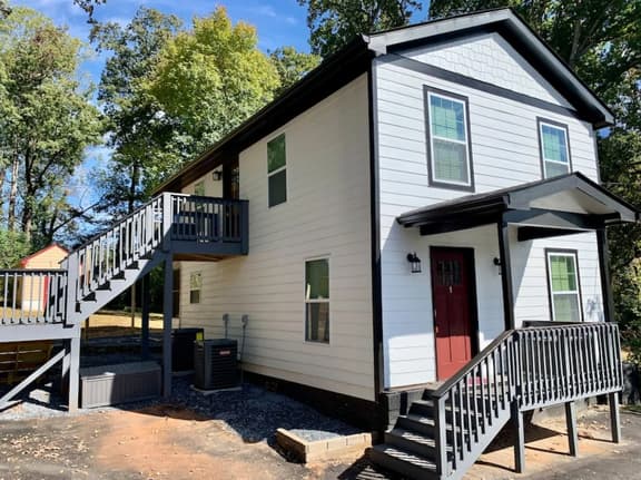 Stay near Downtown Atlanta with Wifi, Yard and BBQ - Image 1