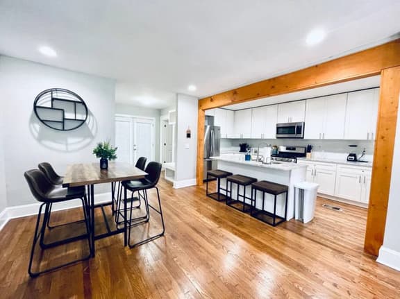 Stylish Abode, Office, Private Yard, Pet Friendly! - Image 1